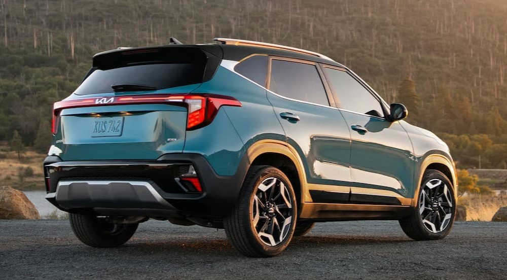 A green 2026 Kia Seltos parked off-road.