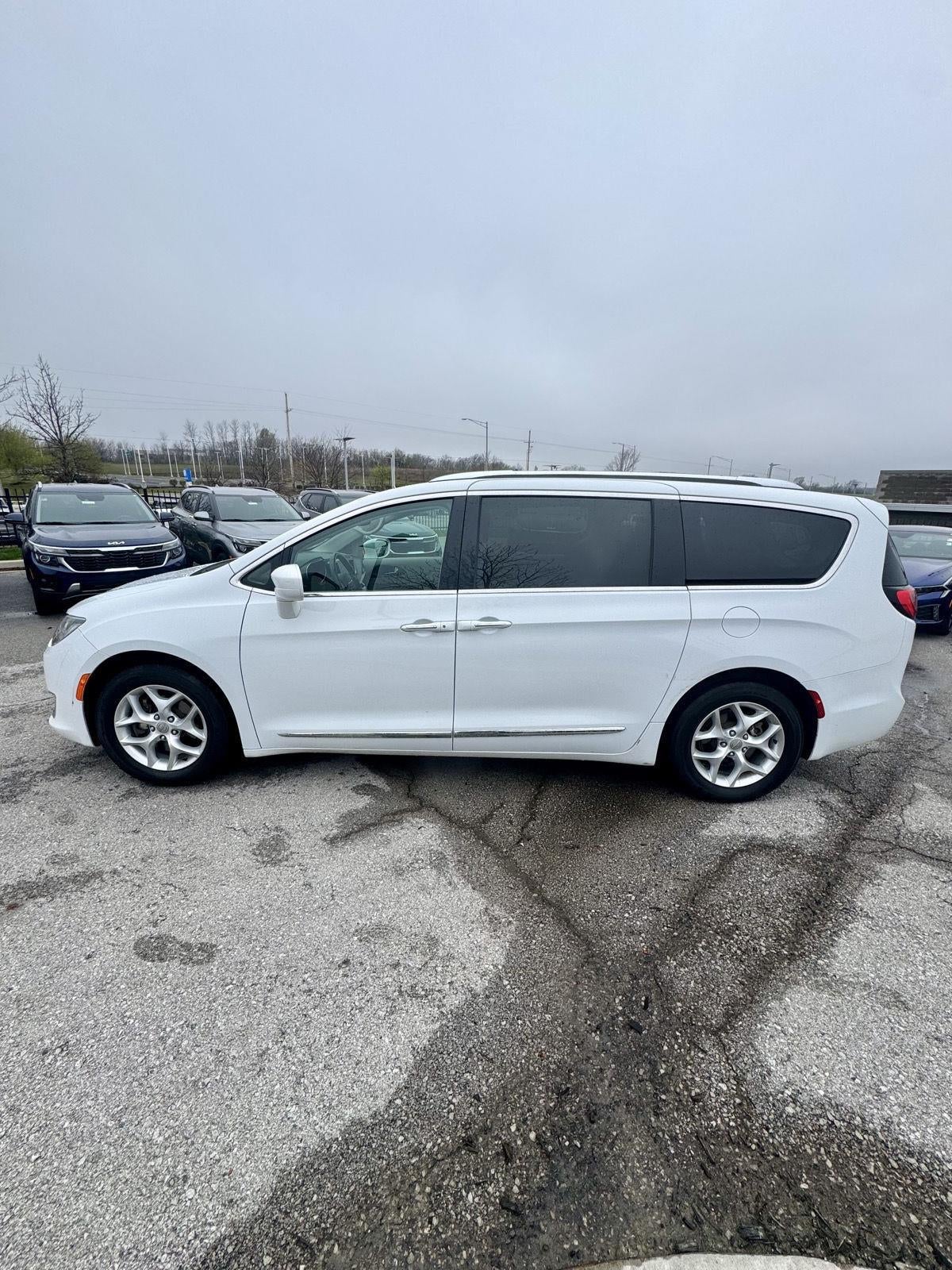 Used 2018 Chrysler Pacifica Touring L with VIN 2C4RC1BG1JR130679 for sale in Kansas City