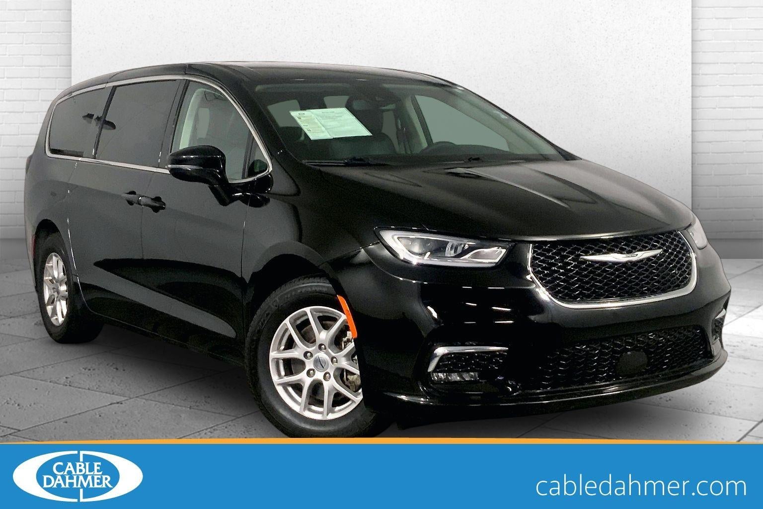 2024 Chrysler Pacifica Touring L's photo