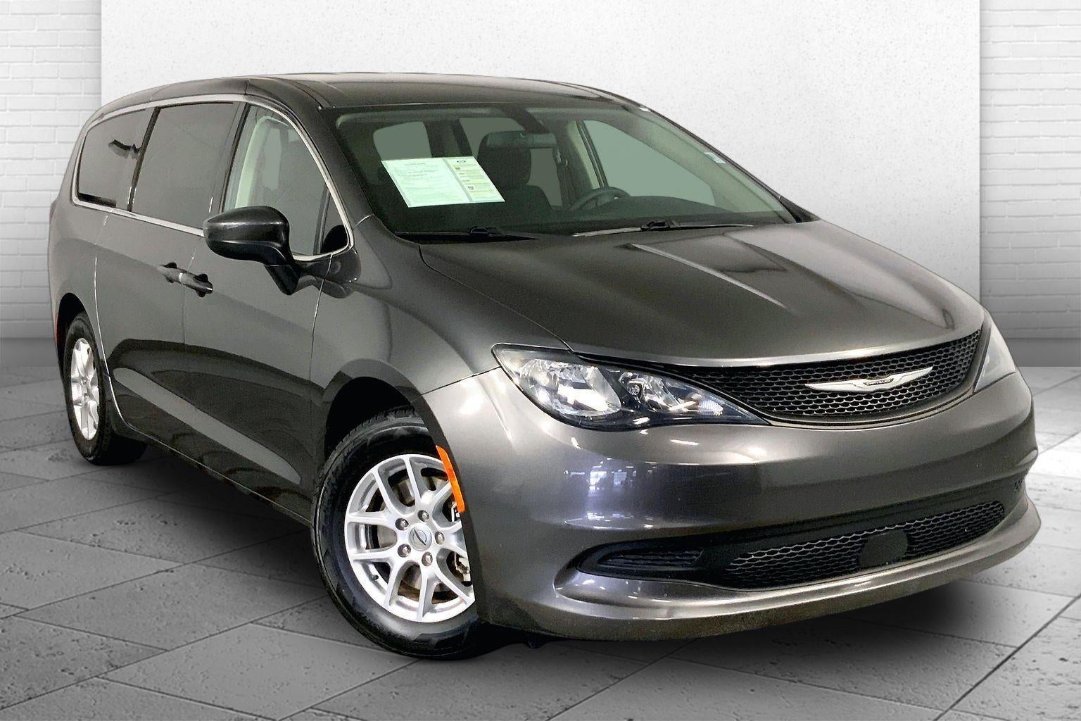 2022 Chrysler Voyager LX's photo