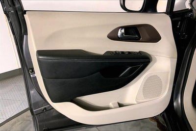 2022 Chrysler Voyager LX