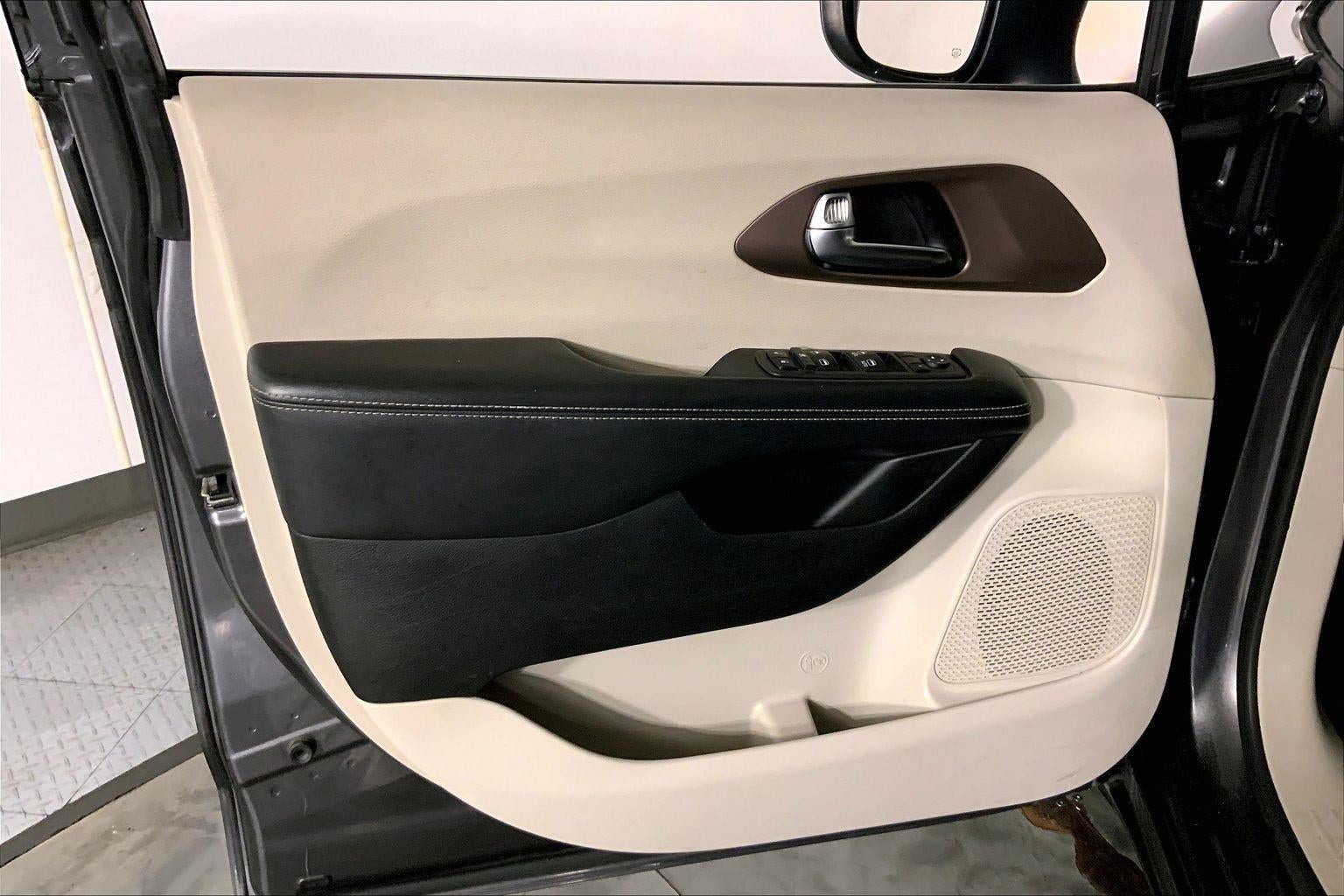 2022 Chrysler Voyager LX