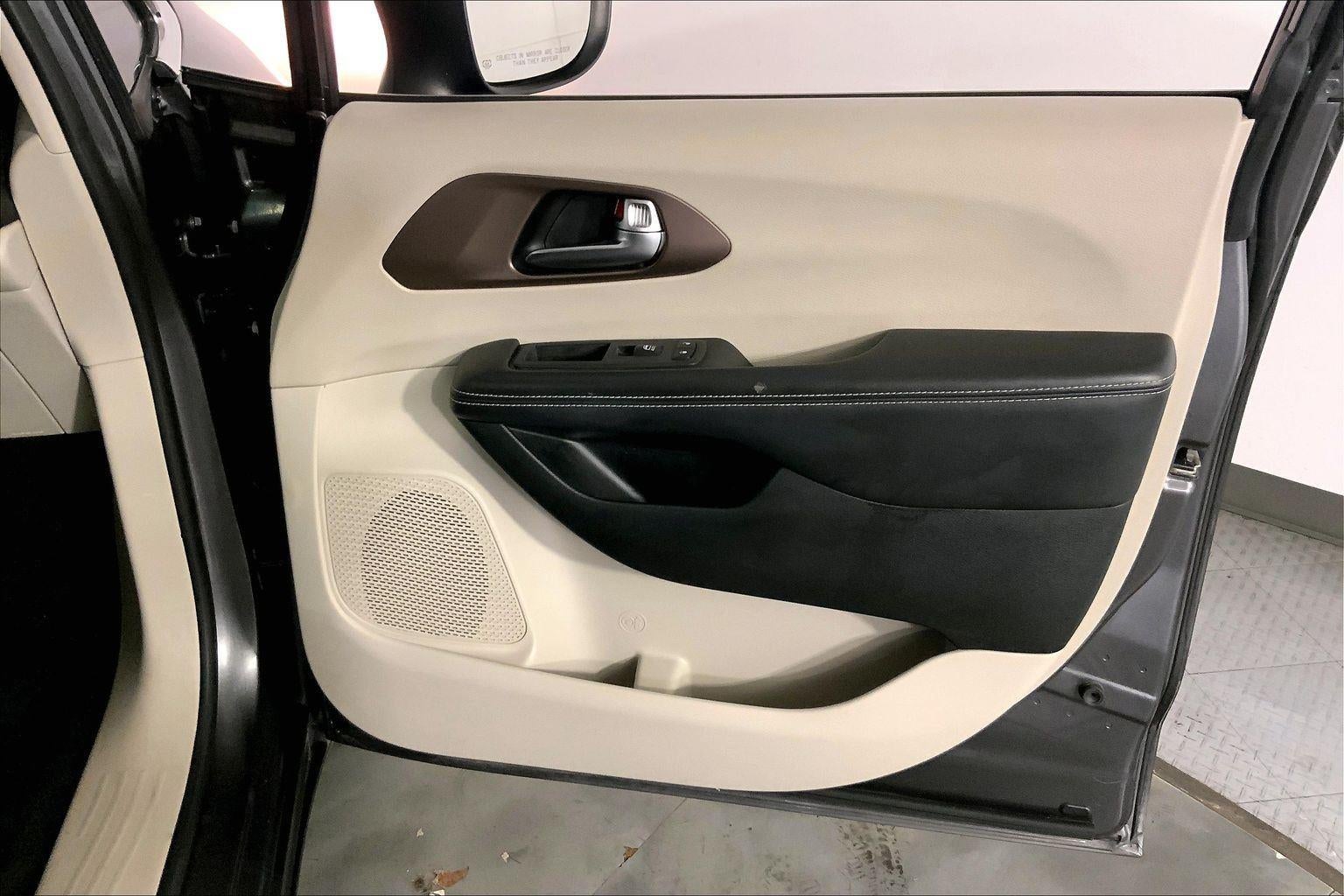 2022 Chrysler Voyager LX