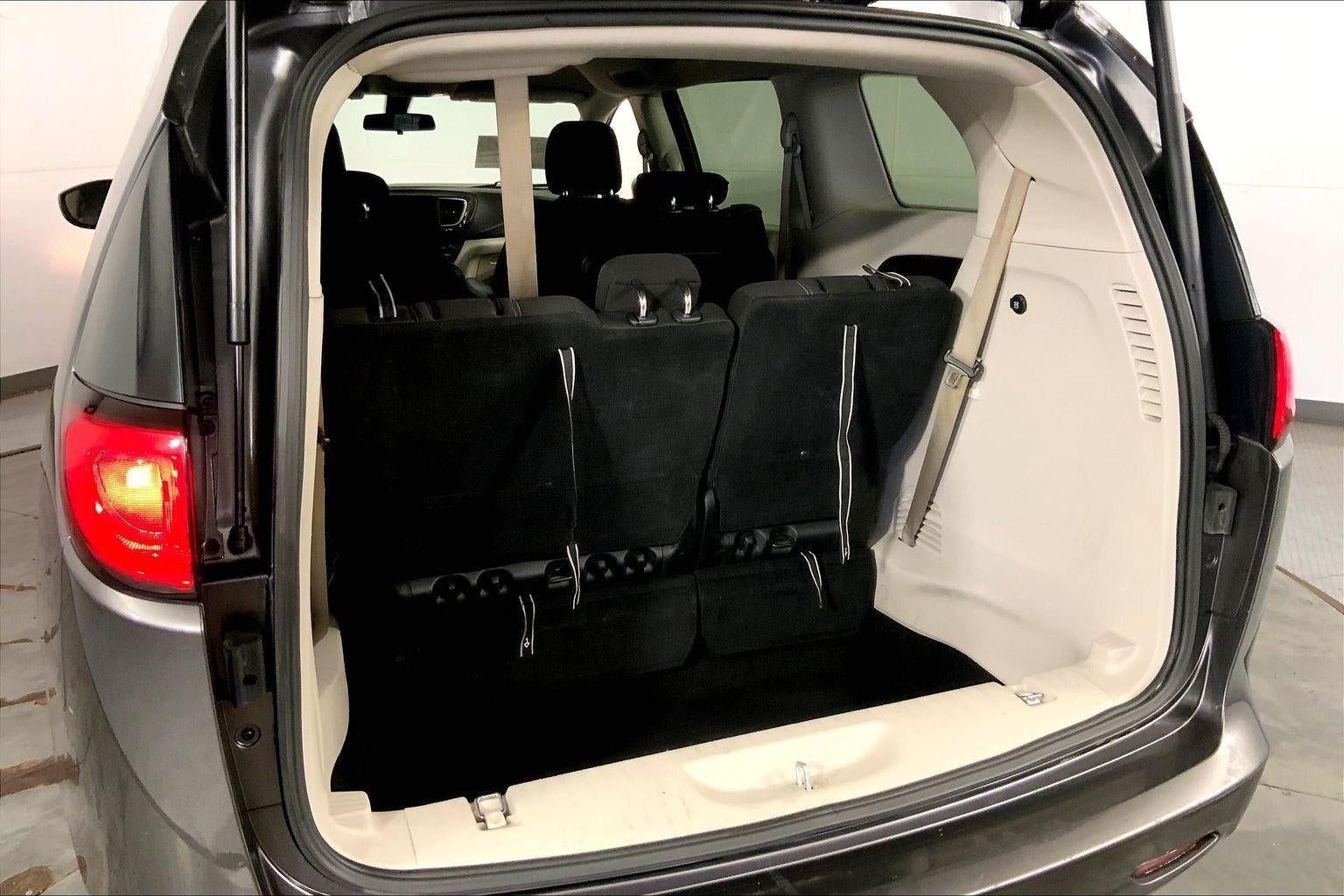 2022 Chrysler Voyager LX