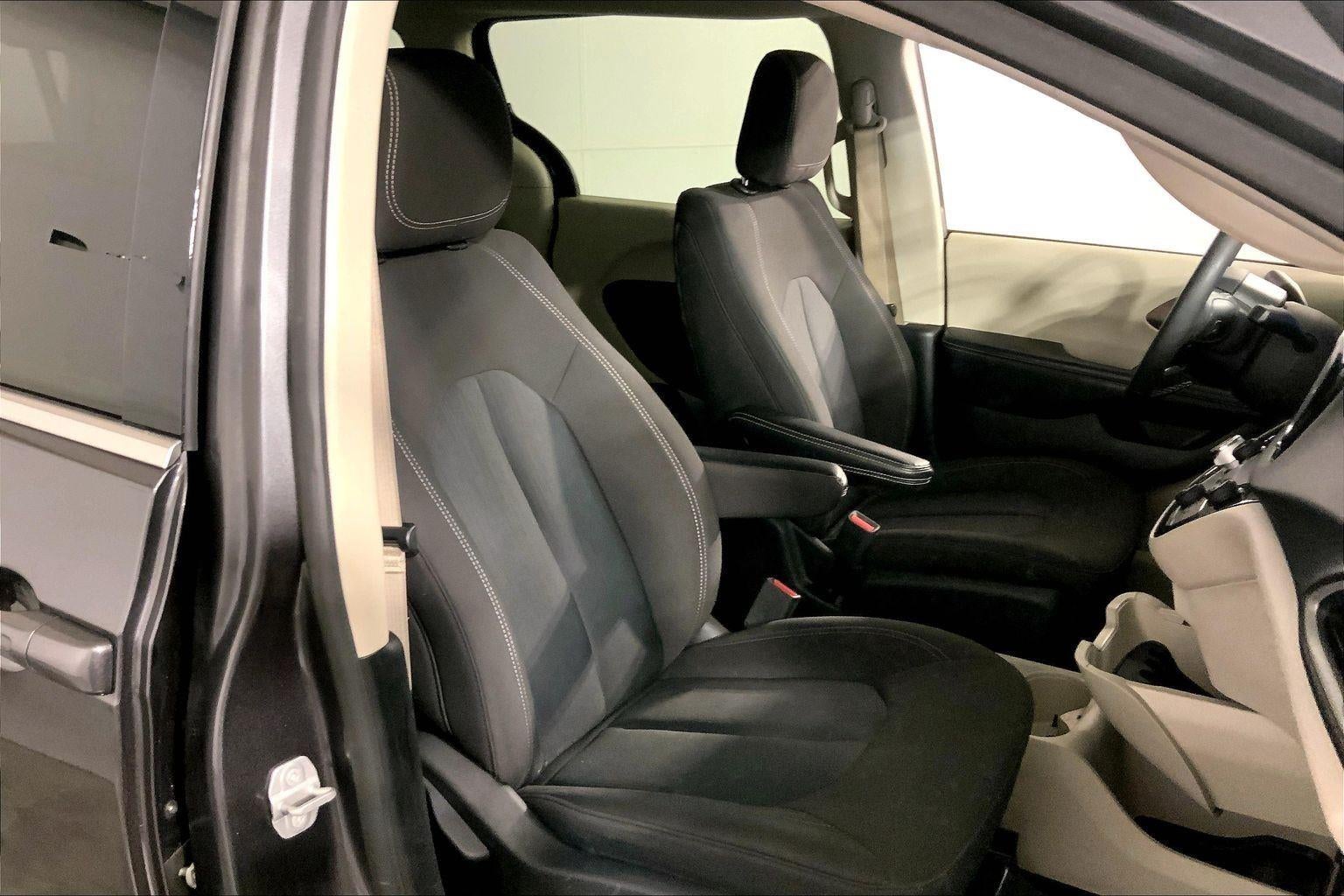 2022 Chrysler Voyager LX