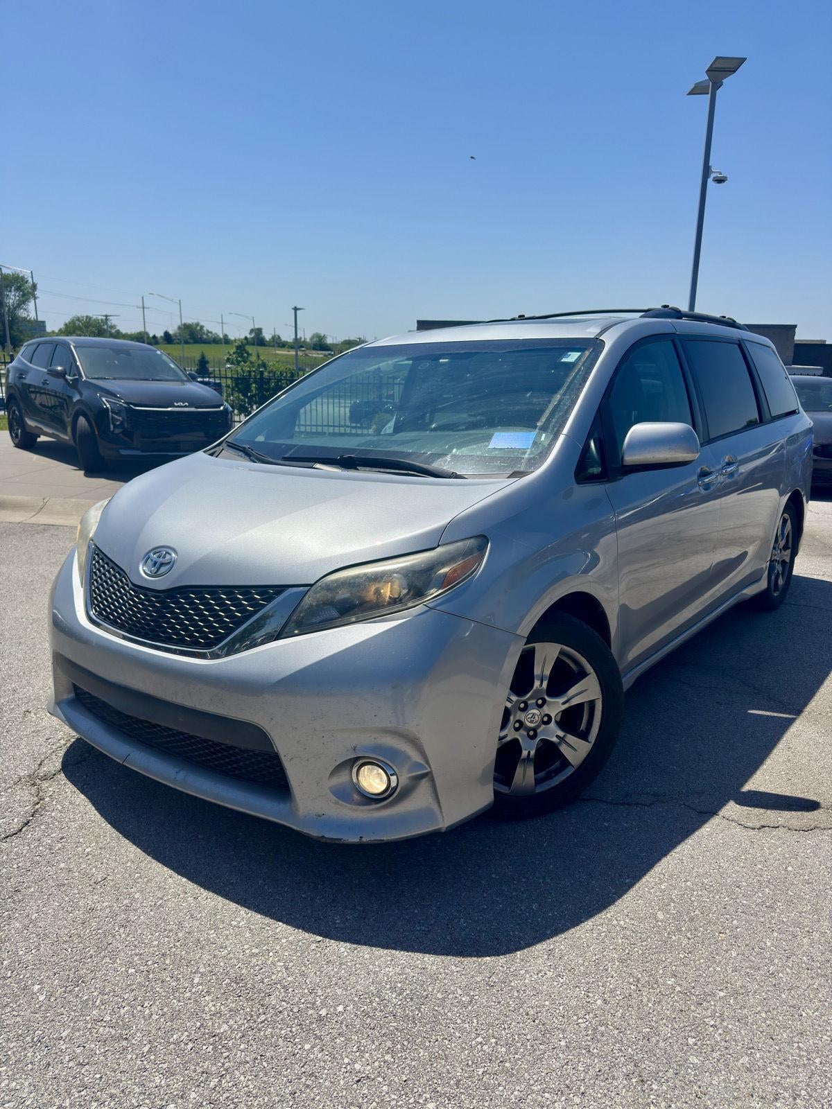 2017 Toyota Sienna SE V6 8-Passenger's photo