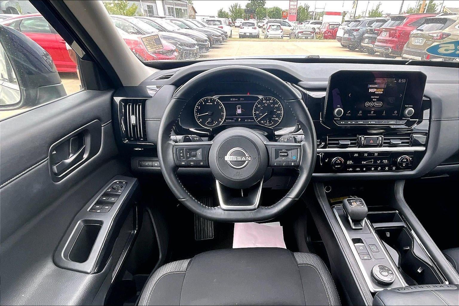 2025 Nissan Pathfinder SV