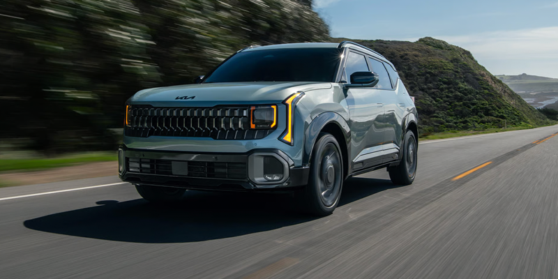 2027 Kia Seltos exterior front three-quarter view showing redesigned grille and vertical LED lighting
